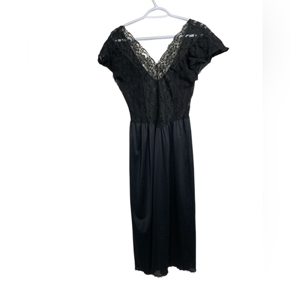 Unbranded long nightgown with lace top and solid bottom - Picture 2 of 8